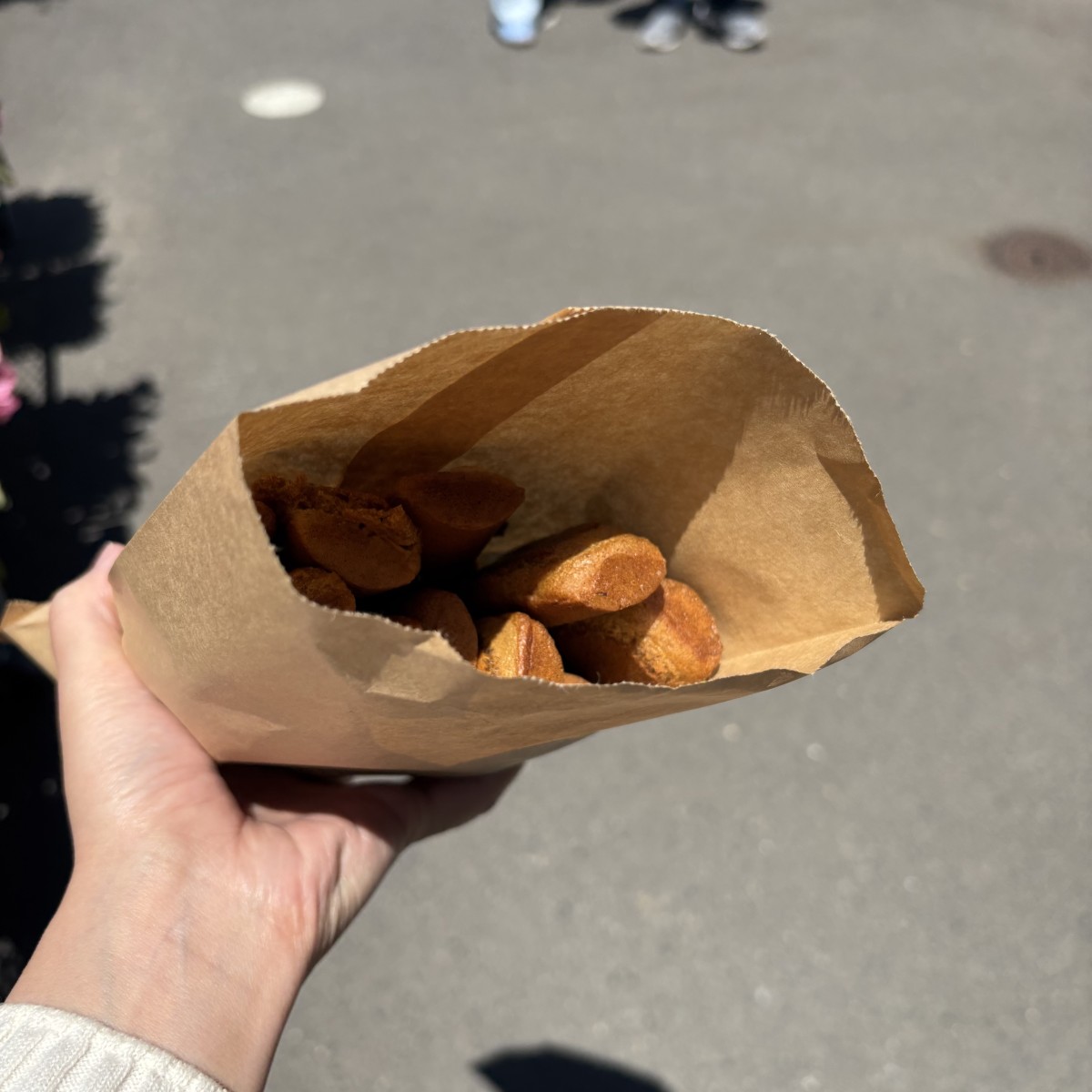 黒糖味の蒸しパン「ぽっぽ焼」寒い季節にぽっぽ焼の蒸し器から上がる湯気を見つけると無性に嬉しい。