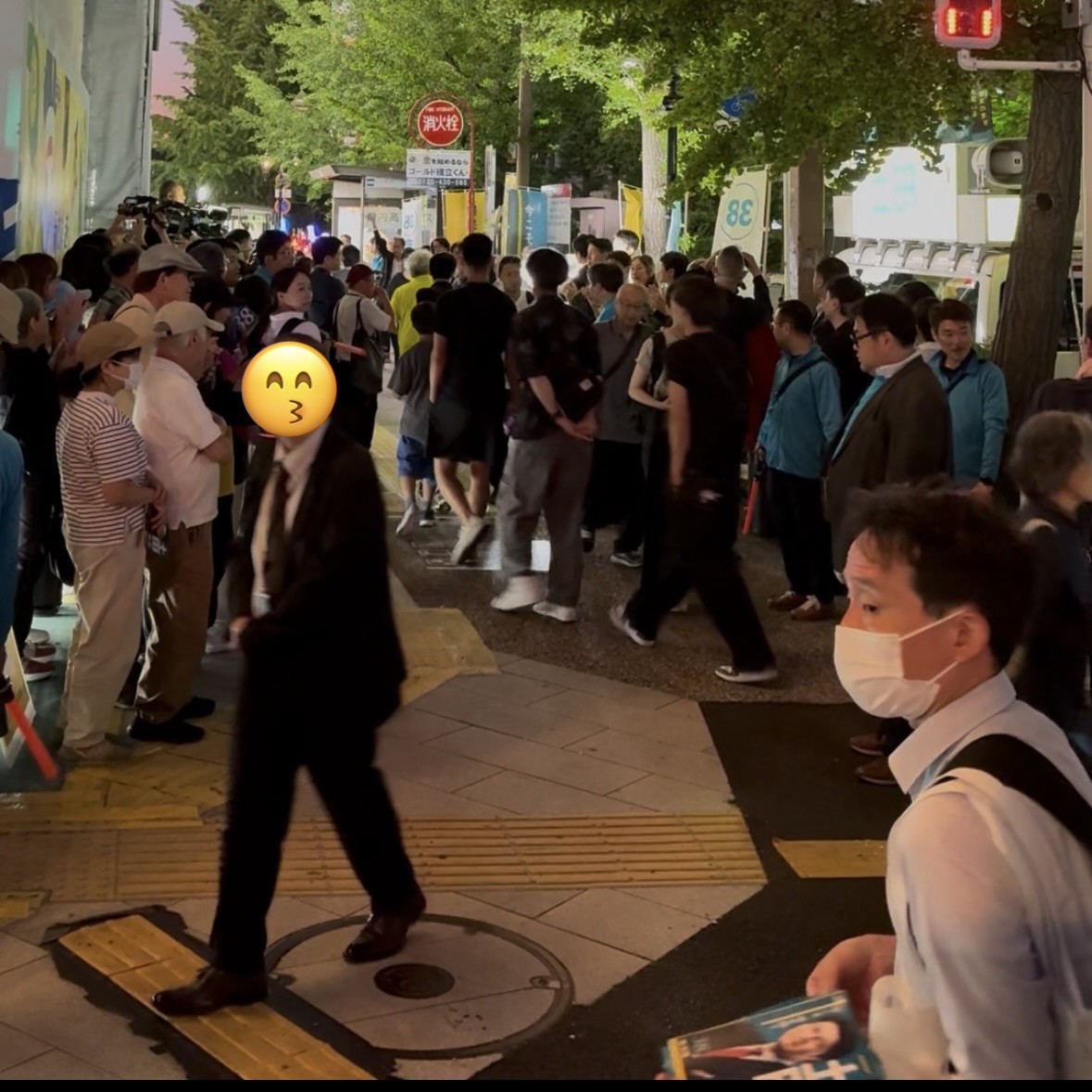 なかなかの混雑ぶり。歩行者は真ん中を通るので、ちょっと気まずい。