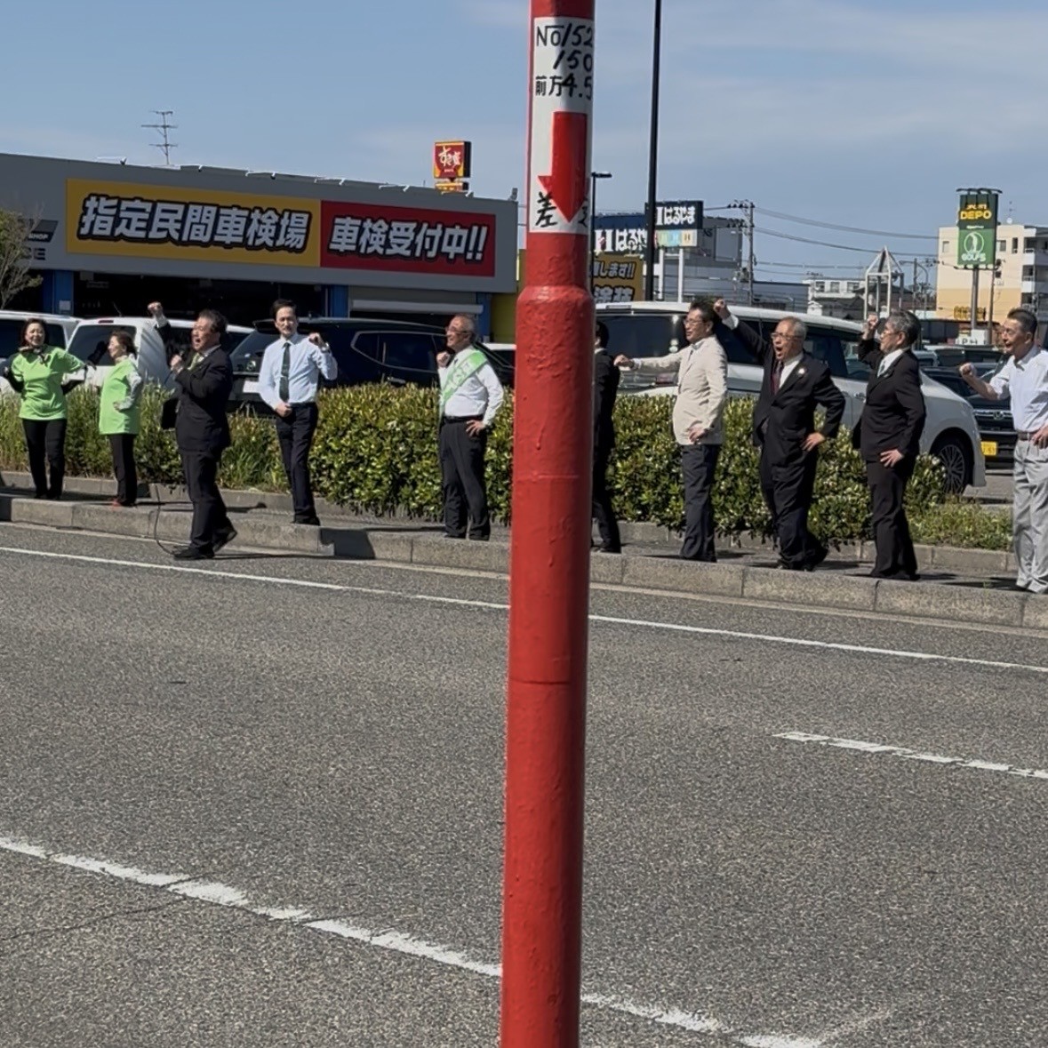 気合いのガンバローコールで締め。磐石のドブ板選挙。