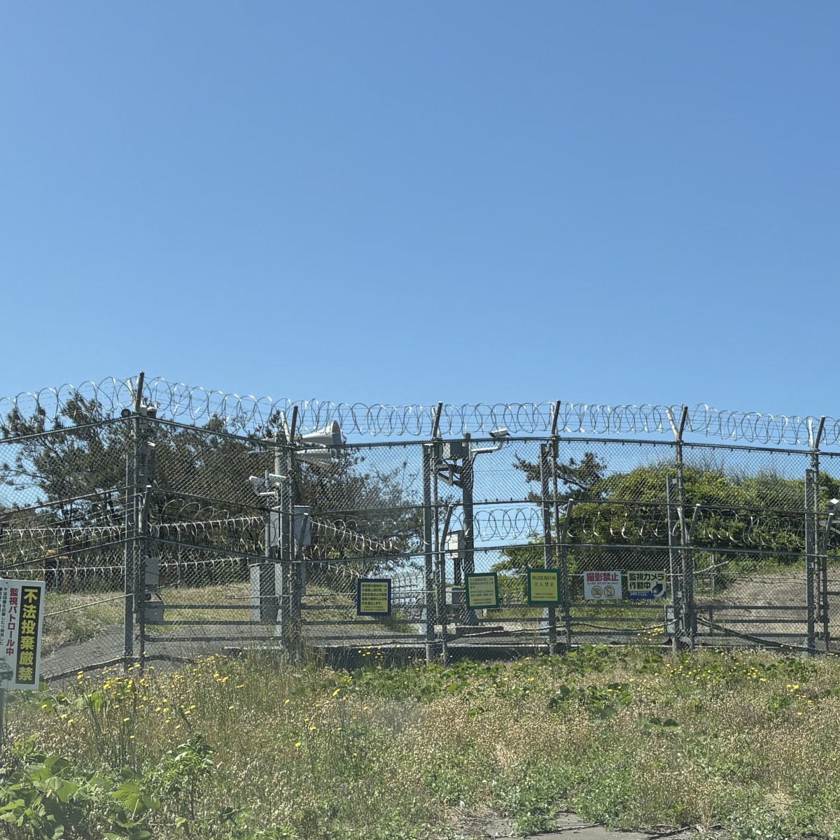 北端の敷地外から敷地内を見た風景。白地に赤字で撮影禁止の看板あり、良い子はマネしないでね！