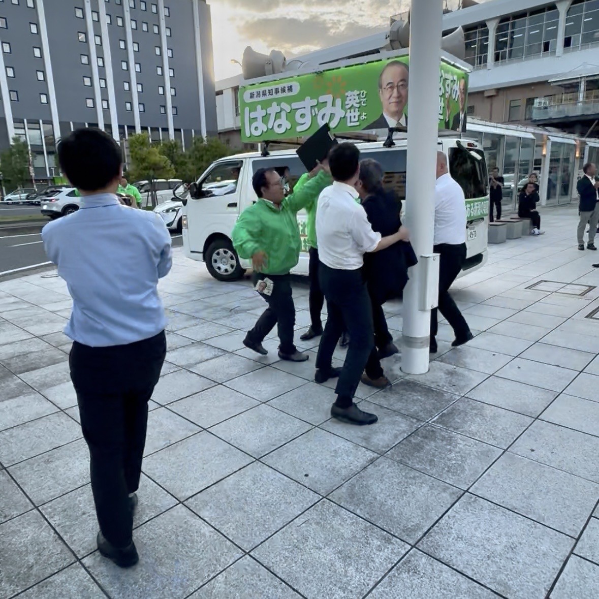 69歳の横田さんに4人がかりである。
