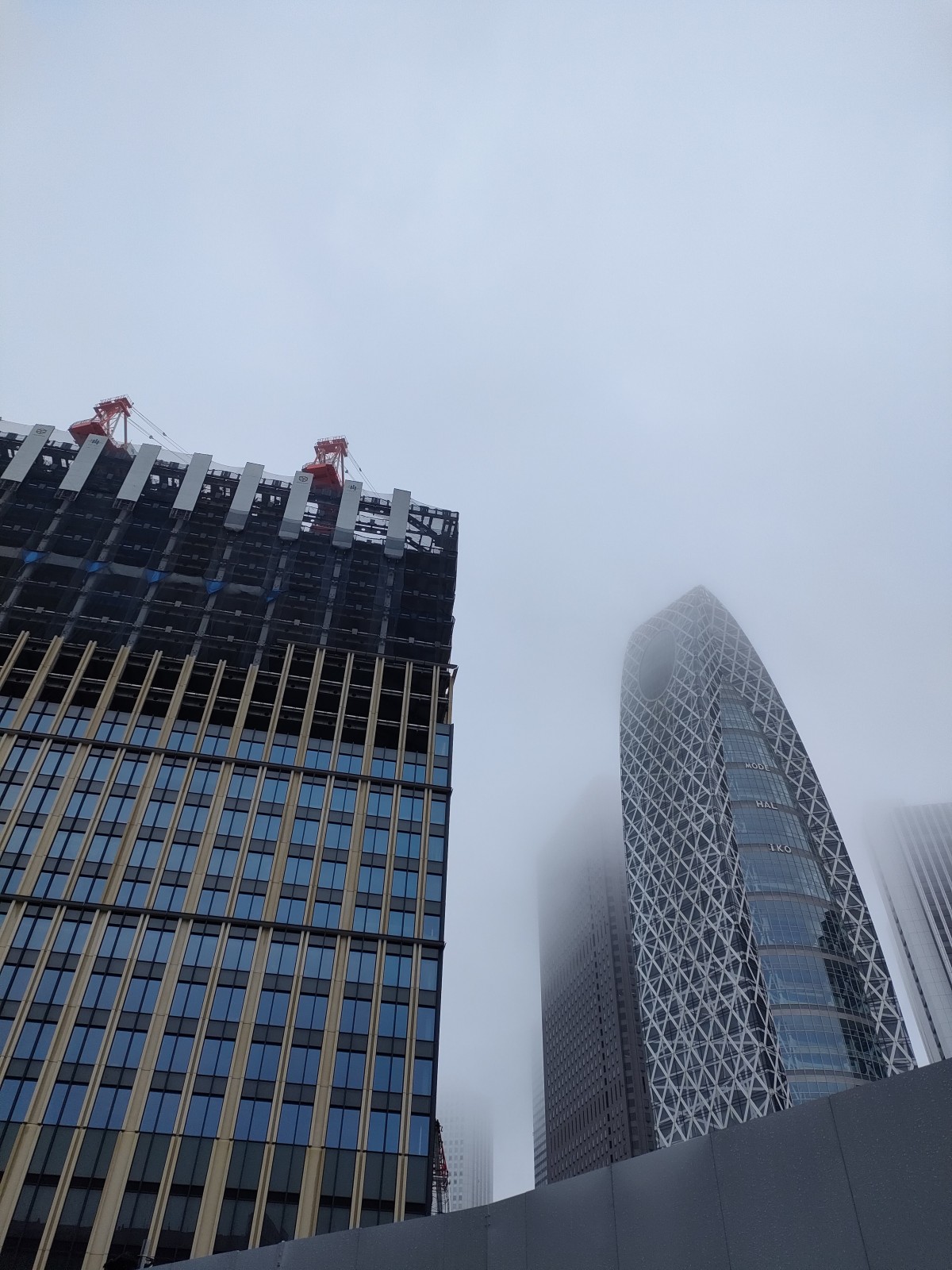 こちらは明治安田生命新宿ビル建替えと右手はモード学園コクーンタワー