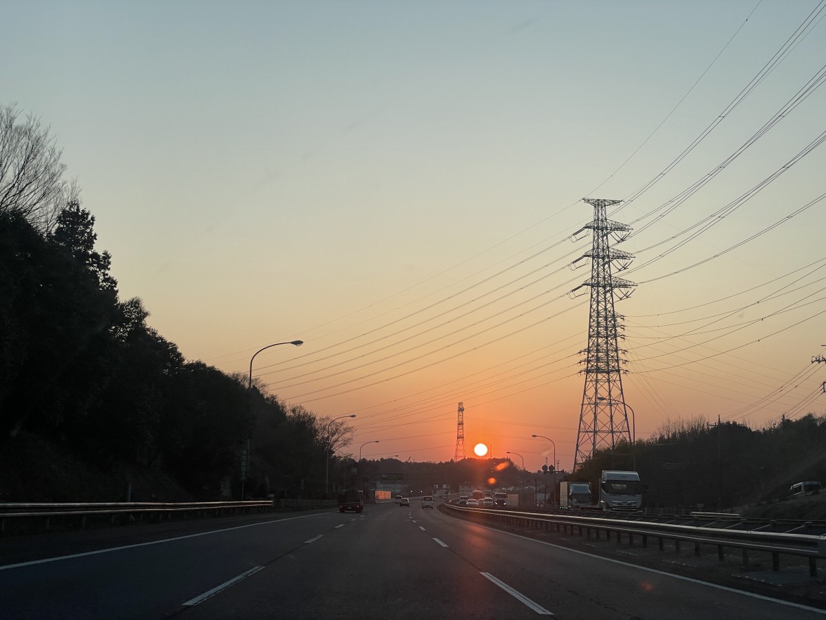 これは帰りの道中に現れた夕日。写真では伝わりませんが、見たことがないデカさの太陽でした。