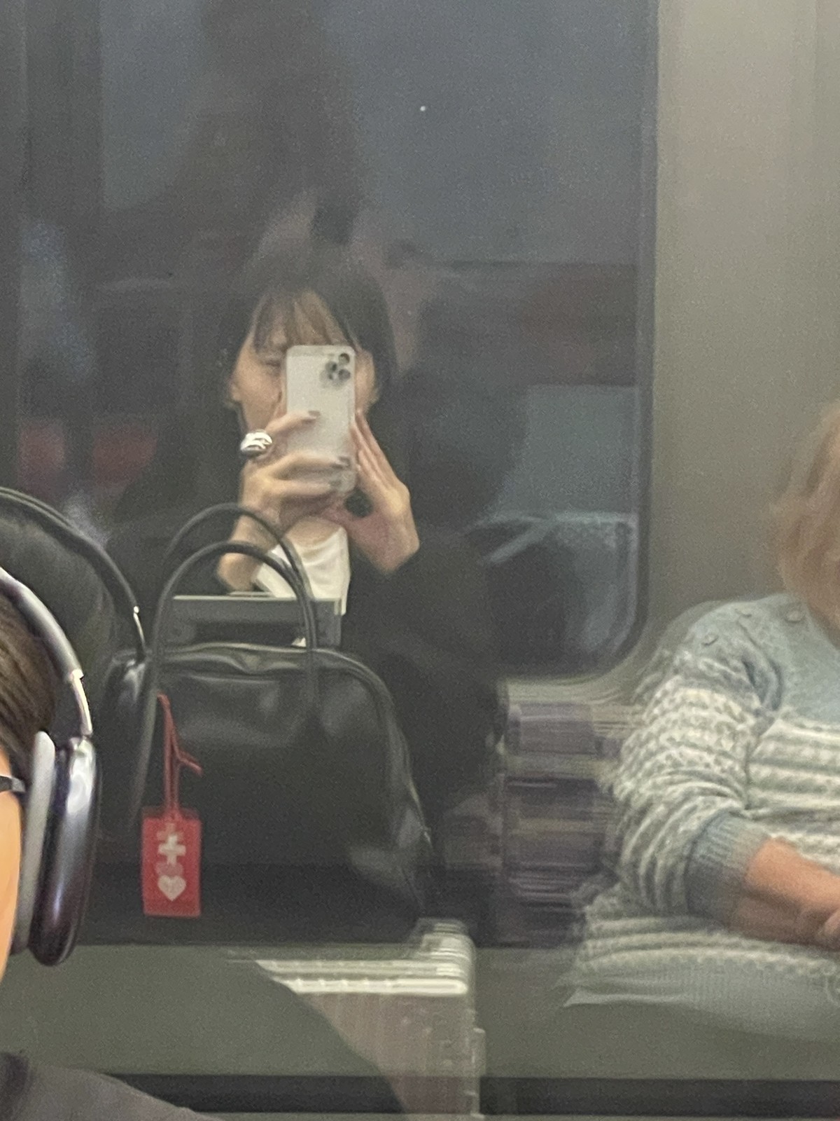 余裕をかましているミホ子。指輪かわいい。