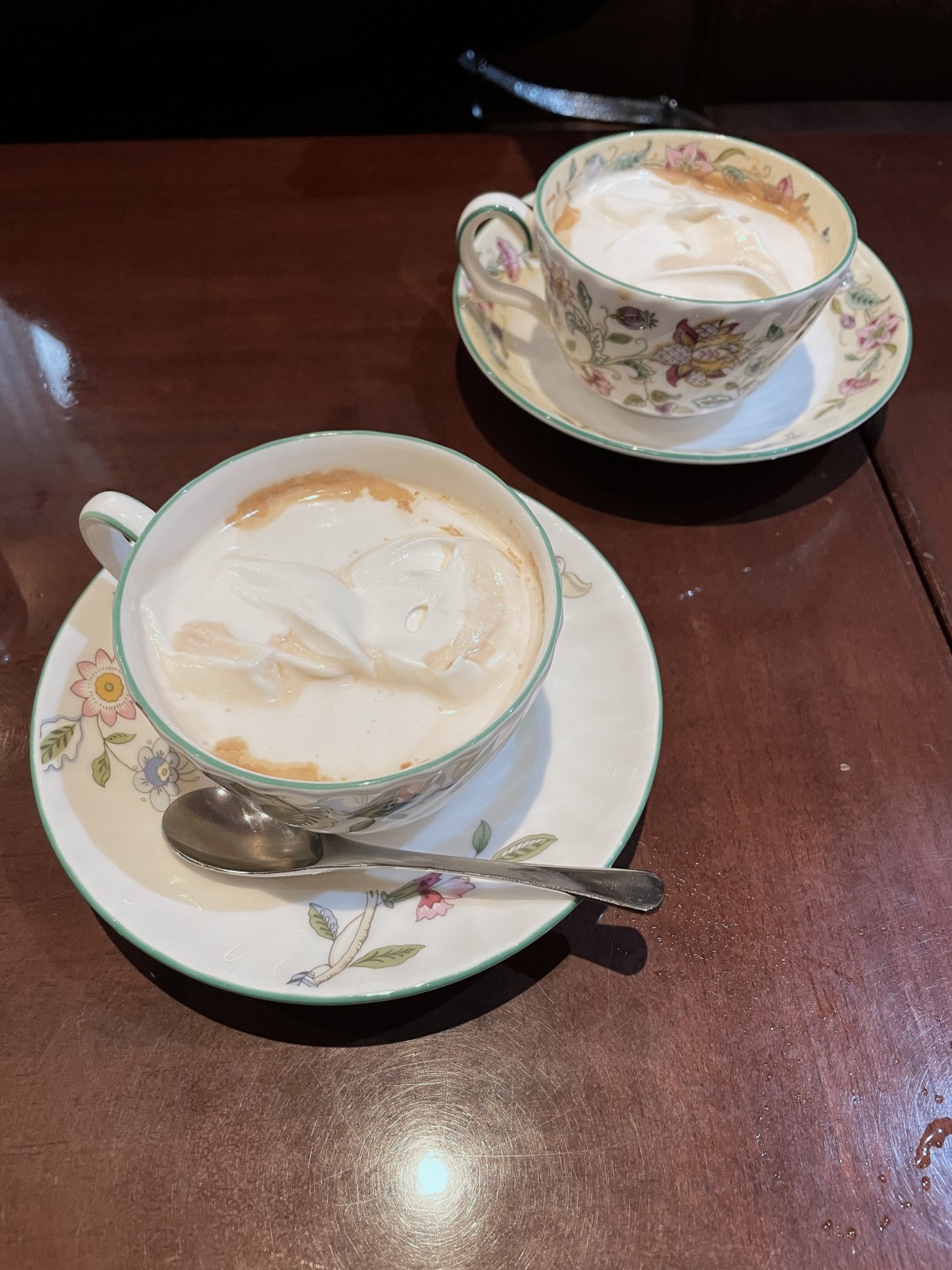 一緒に飲んだロイヤルミルクティー。これだけみると仲良し姉妹に思えますね。