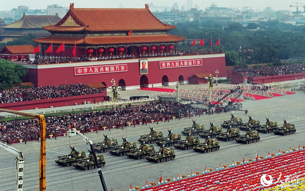 　　　　　　　　　　　　　　　人民解放軍軍事パレード（　人民日報　）