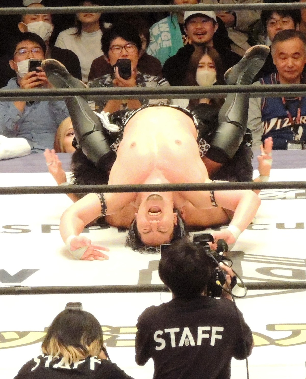 阿部のお卍固めを自ら倒れて崩すや「外道クラッチからブリッジするやつ」という名称のエビ固めでスリーカウント奪取