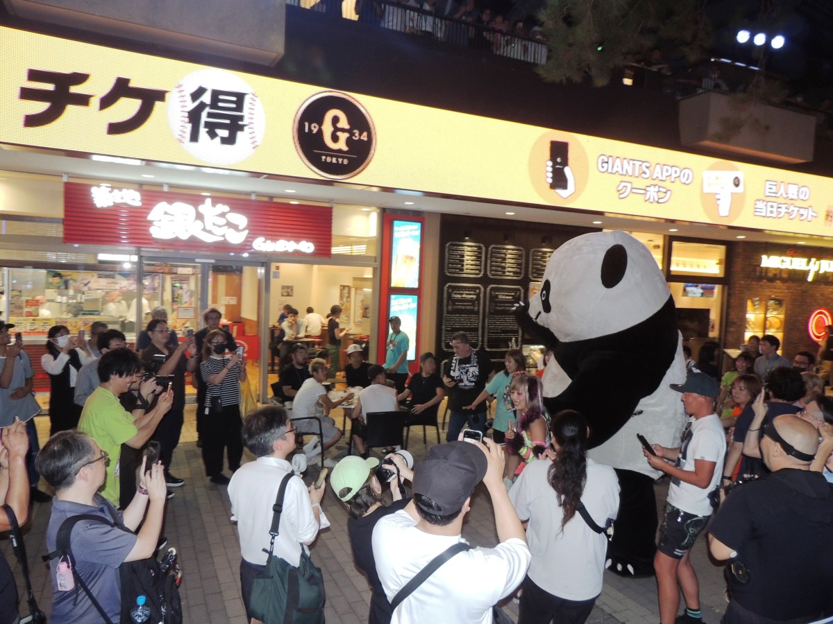 場外戦では会場スペースの芝生広場を飛び出し、一般の皆様が通行するところまでいってしまう。銀だこの前を通過するパンダ