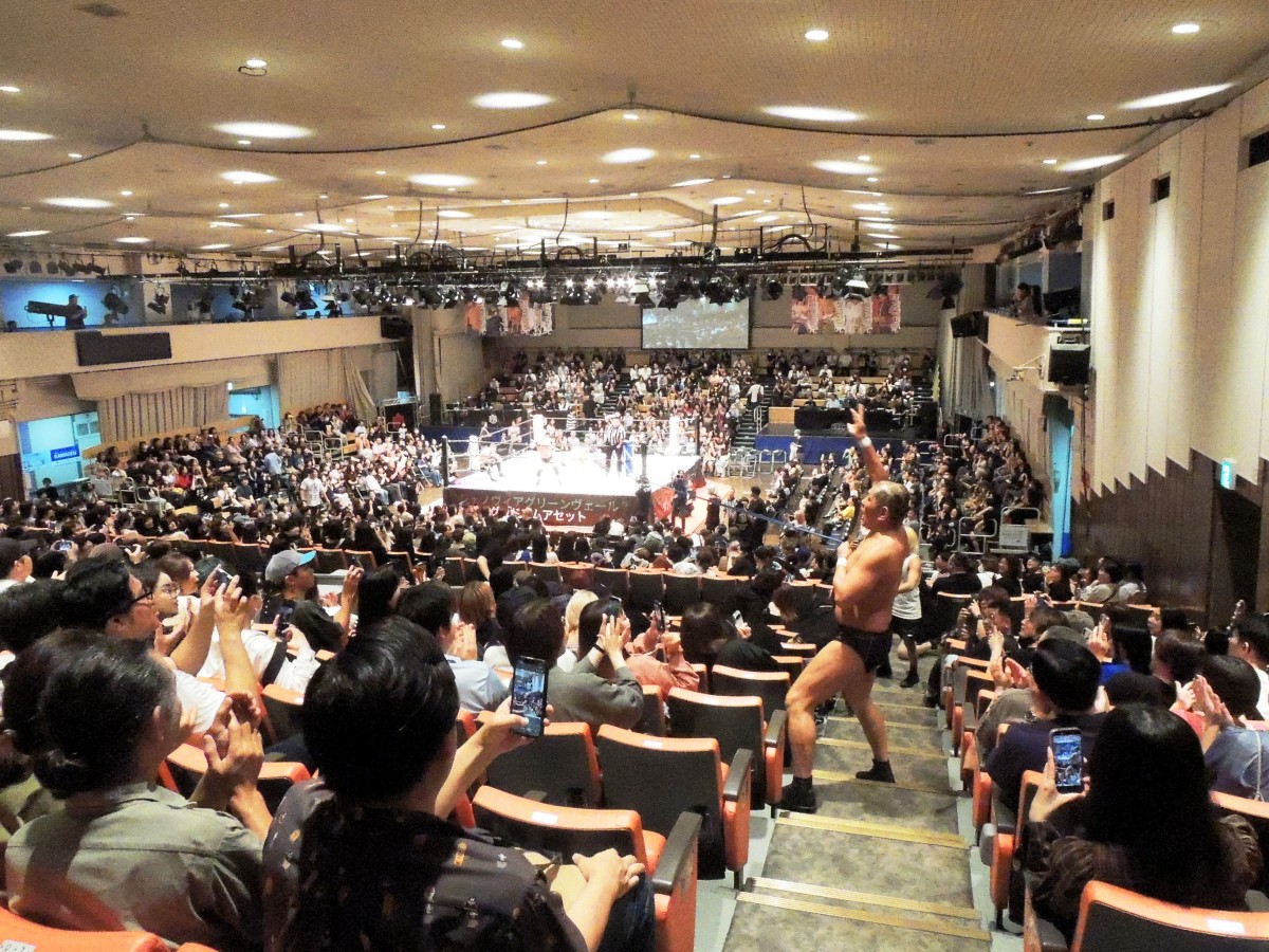 ゆーとぴあよろしくゴムパッチン攻撃(プロレス界ではけっこうポピュラーな技)を試みて、ものすごく距離をとるべく南側客席奥まで移動しゴムを引っ張った鈴木みのるだったが…