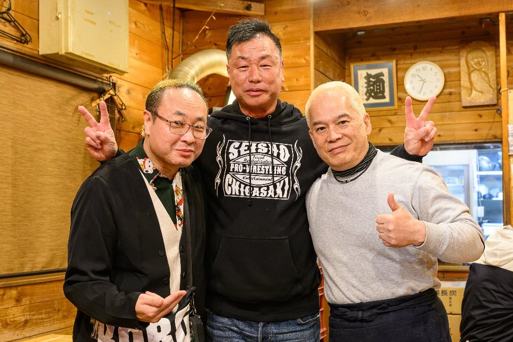 2人の鈴木健にはさまれたちがさきプロレスの戸田秀雄代表