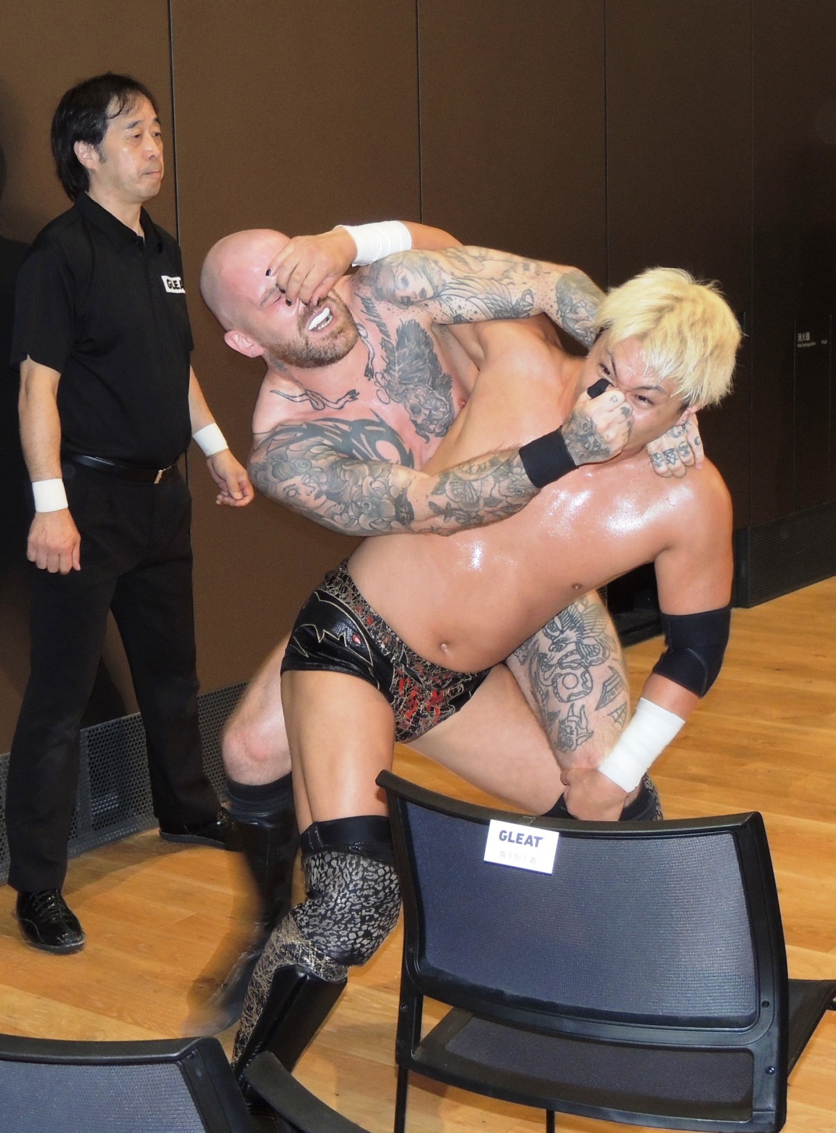 リッジウェイと石田は場外戦でコブラツイスト合戦中、お互いの鼻をつまんではさらに意地を張り合っていた
