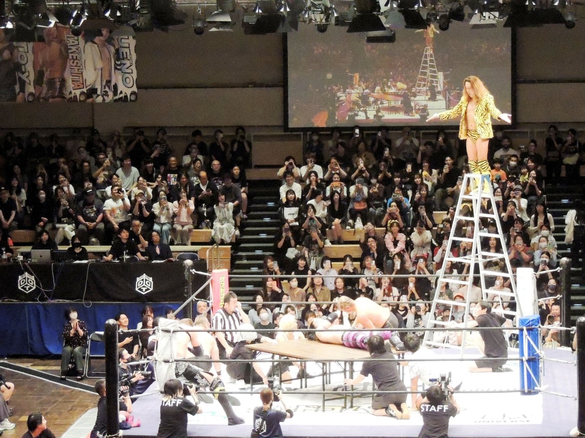 場外乱闘の間にテーブルとギガラダーを設置した黒潮TOKYOジャパンがその上にスーパーダイブ!