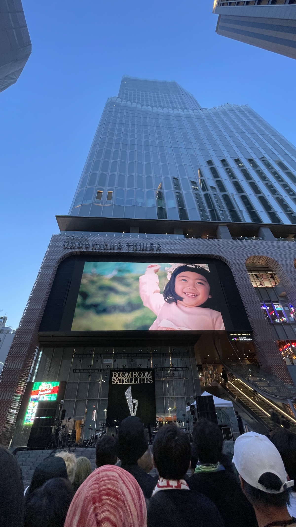 ビジョンに映し出されているのは、川島さん生前最後のシングル曲「LAY YOUR HANDS ON ME」のMV。川島さんの娘さんが出演した