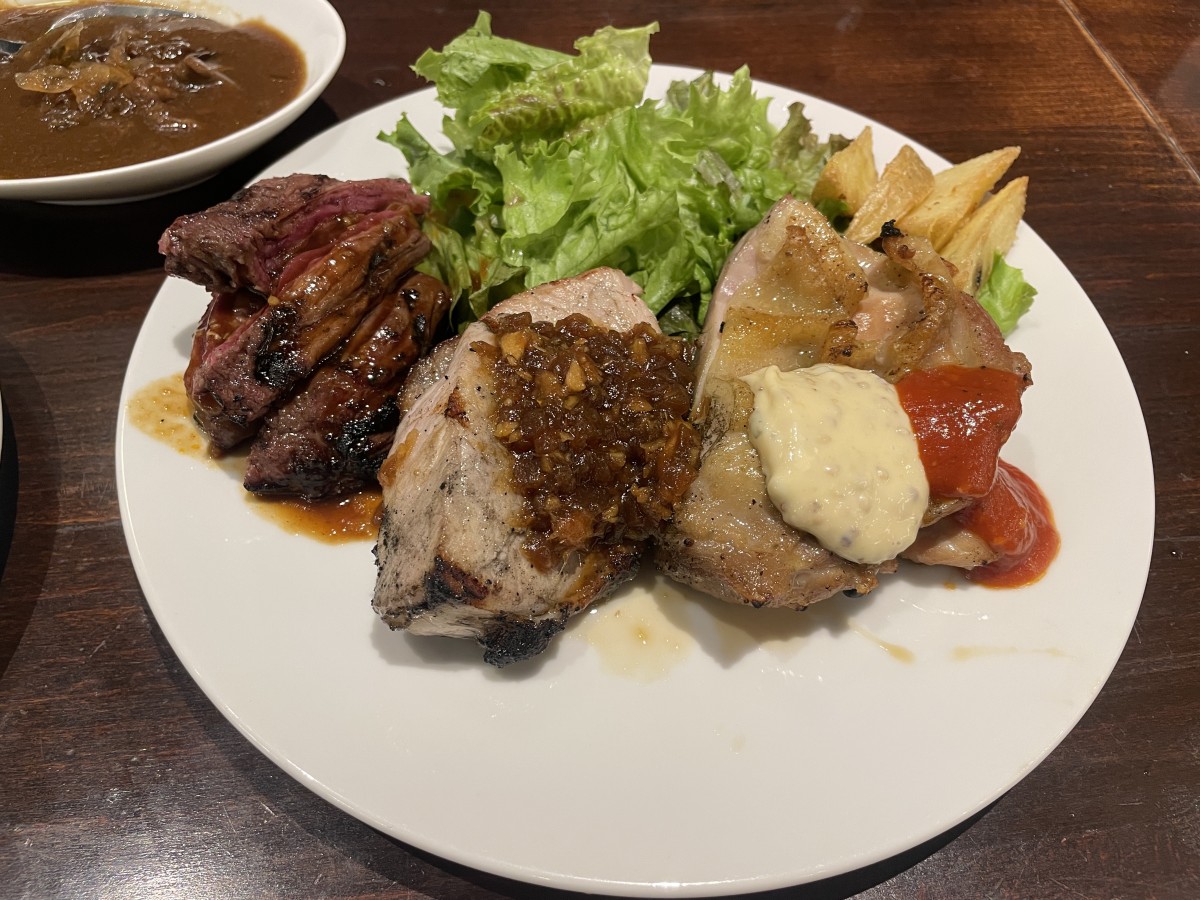夢のようなメニュウのステーキ三種盛りにミニ牛すじカレーを追加で。この牛すじカレーもそんじょそこいらの牛すじカレーと牛すじが違うので、ステーキと迷った結果、ミニに落ち着くというのがいつものムーブ
