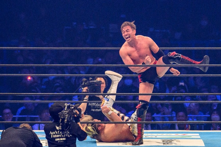 棚橋弘至の引退試合でレインメーカーが決まった瞬間だけでなく、直後のオカダ・カズチカの躍動感もしっかり押さえている