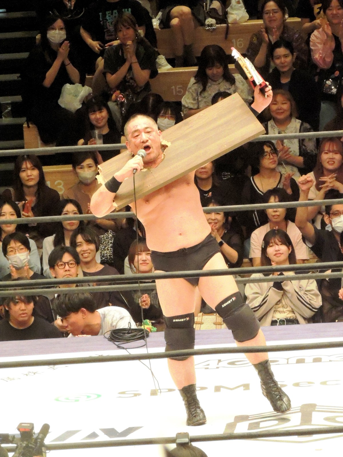 こんなヒドイ目に遭ってもポジティブに解釈できるのがプロレスラーという人種。「大丈夫か大丈夫じゃねえかで言ったら、大丈夫じゃねえよ! 上野、ミラクルが起きたぞ。おまえ、ついてるよ。おまえの10周年はこれからも素晴らしい輝き続ける10周年になるぞ。20周年、30周年ではこういうミラクルを起こせ」と10周年大会に向けてエール
