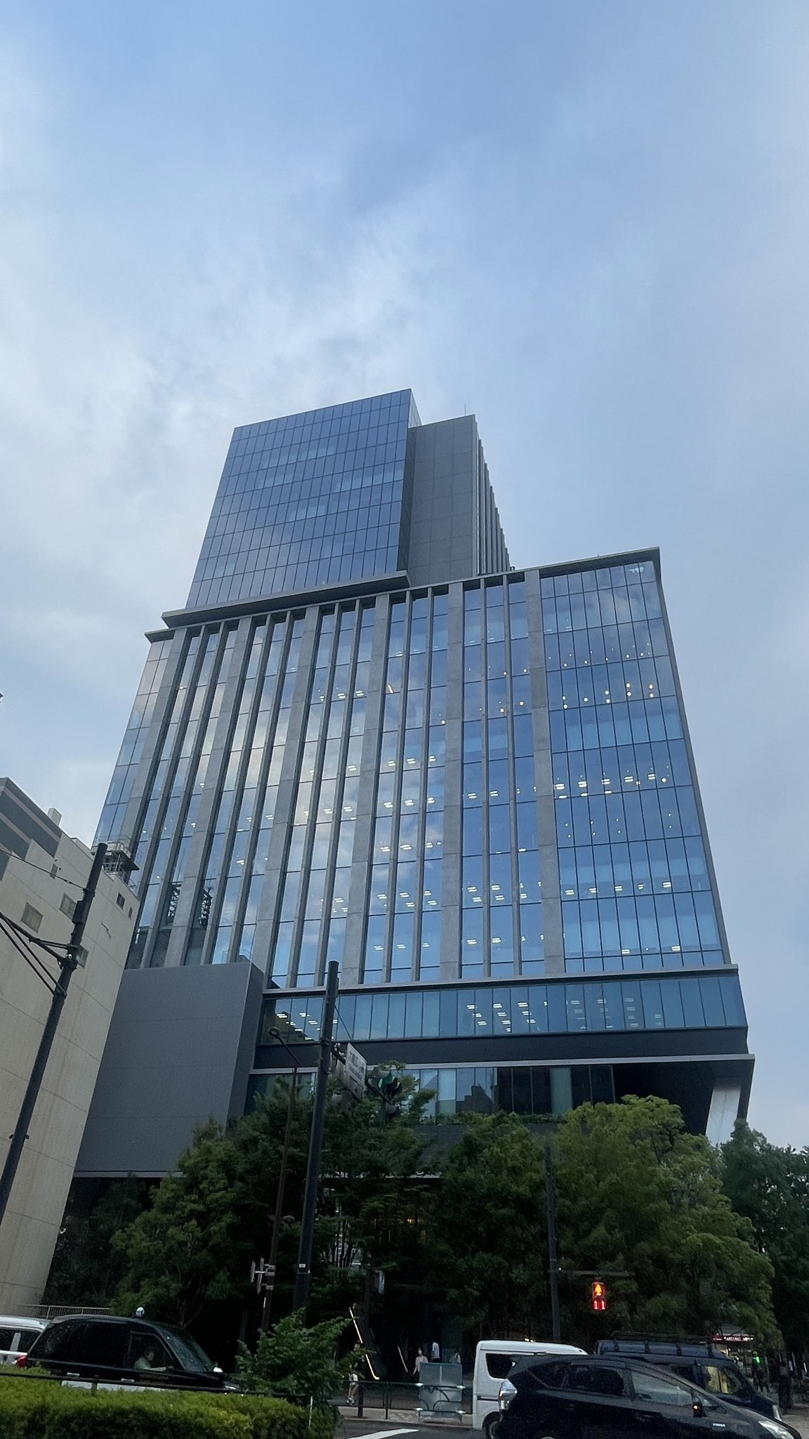 この建物の３階にCITY HALL &amp; GALLERY GOTANDAがある