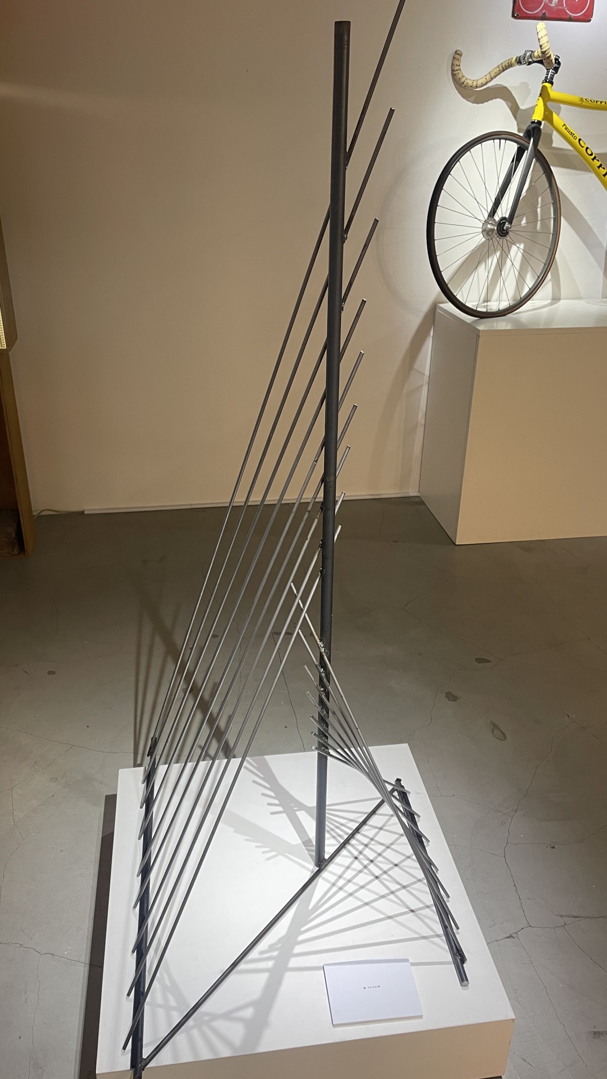 これが現代アートと音楽が融合した自作楽器、アルプス1号(立花ハジメ展で撮影)