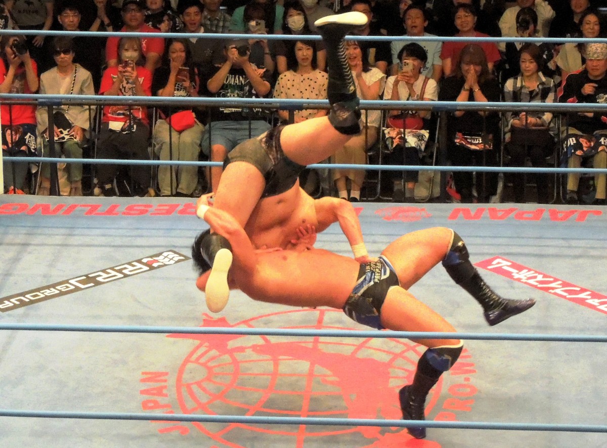 ロックスターバスターから、さらに旋回を加えたTHE FOOLで安齊を下し青柳が決勝戦へ進出。試合後はダブルゆうまとして斉藤ブラザーズの保持する世界タッグ王座への挑戦と、年末の世界最強タッグ決定リーグ戦への出場を呼びかけ、安齊も受託