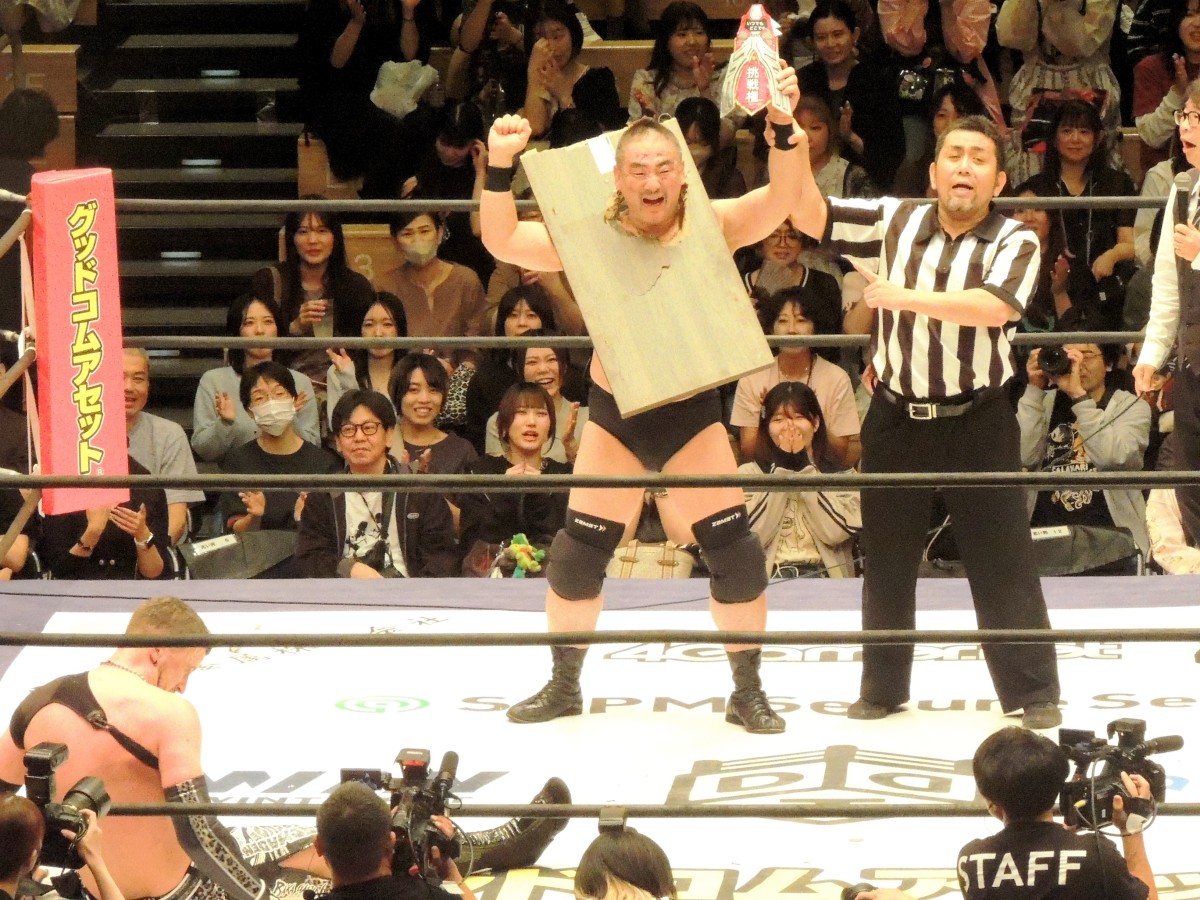 完全にテーブルと一体化し、怪人テーブル人間と化しながら勝ち名乗りをあげる髙木。プロレスラーはこんな状態になっても諦めなければ勝てるのだ