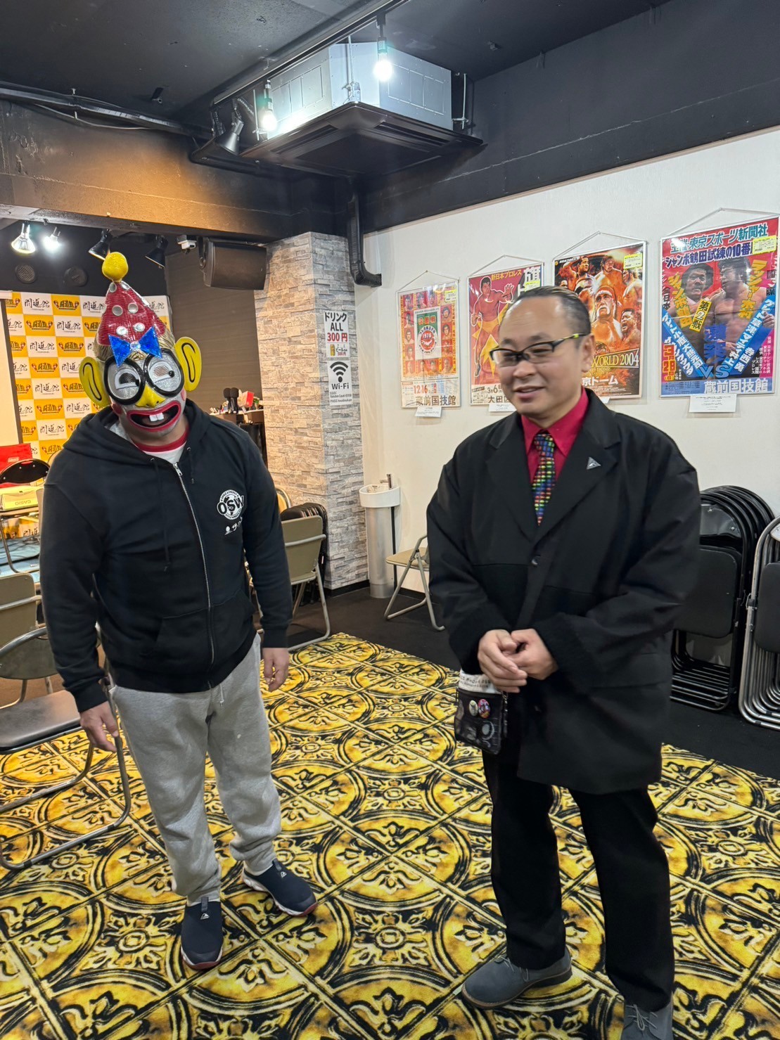 顔で笑って心ではプロレスマスコミ対する根深い憤りをデビュー時から持ち続けてきたプロレスラー、くいしんぼう仮面選手(48)と私。ちなみに私はくいさんに対し、そのような上から記事を書いたことはございません