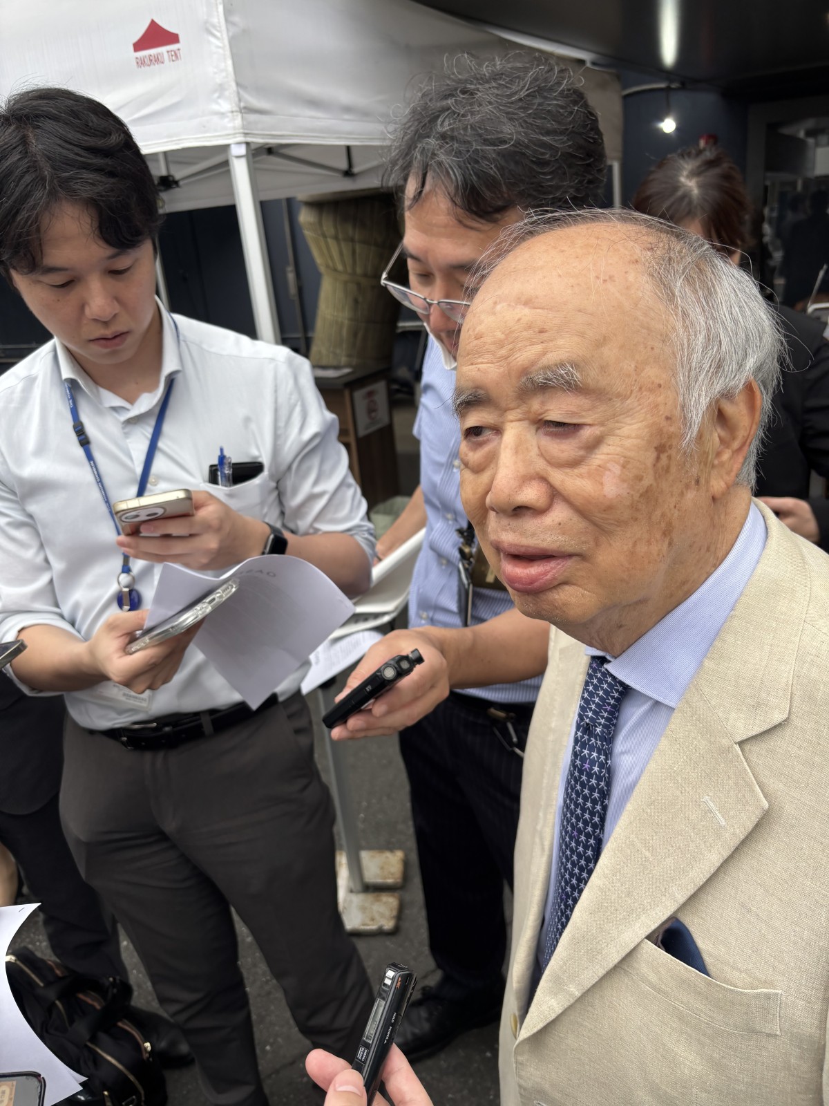 株主総会後、記者たちに取り囲まれて意気軒高にしゃべる角川歴彦元会長(2026年6月24日午後5時ごろ撮影)