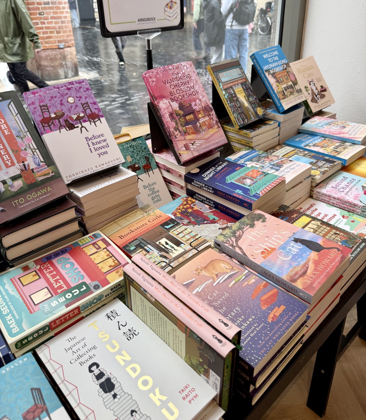 コペンハーゲン中心部にある書店の一角。小川糸『ツバキ文具店』、川口俊和『コーヒーが冷めないうちに』、浅倉卓弥『桜待つ、あの本屋で』など、日本人作家の作品が数多く並ぶ（撮影：井上陽子）