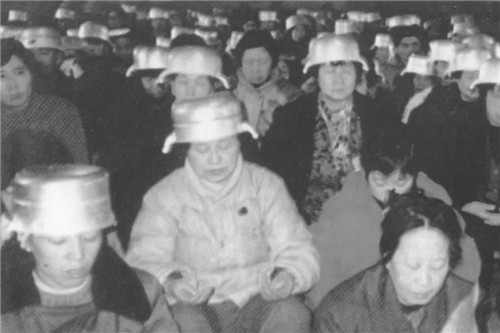 80年代中国の気功ブーム。鍋をかぶるとパワーを吸収できると信じる集団も登場