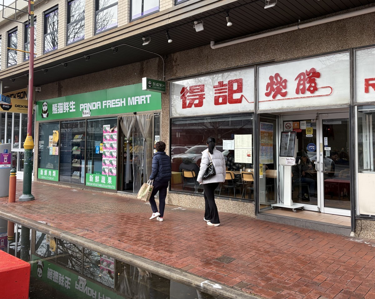 中華スーパーはこの写真の向かいにも１軒ある。