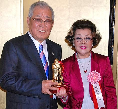 孔子像を手にする野村ご夫妻