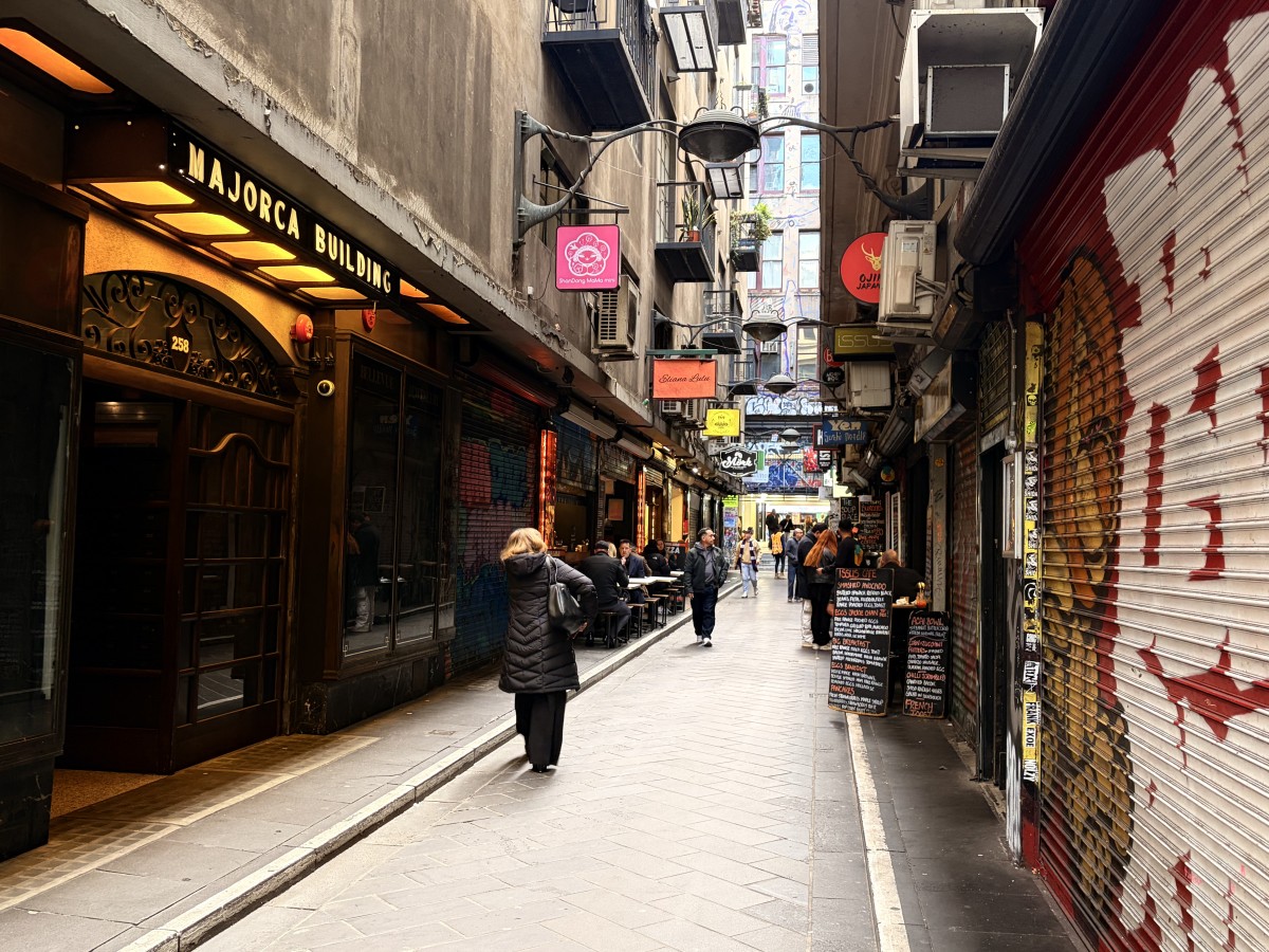 Degraves Street。カフェ行きたいがお金もったいないのであきらめる。