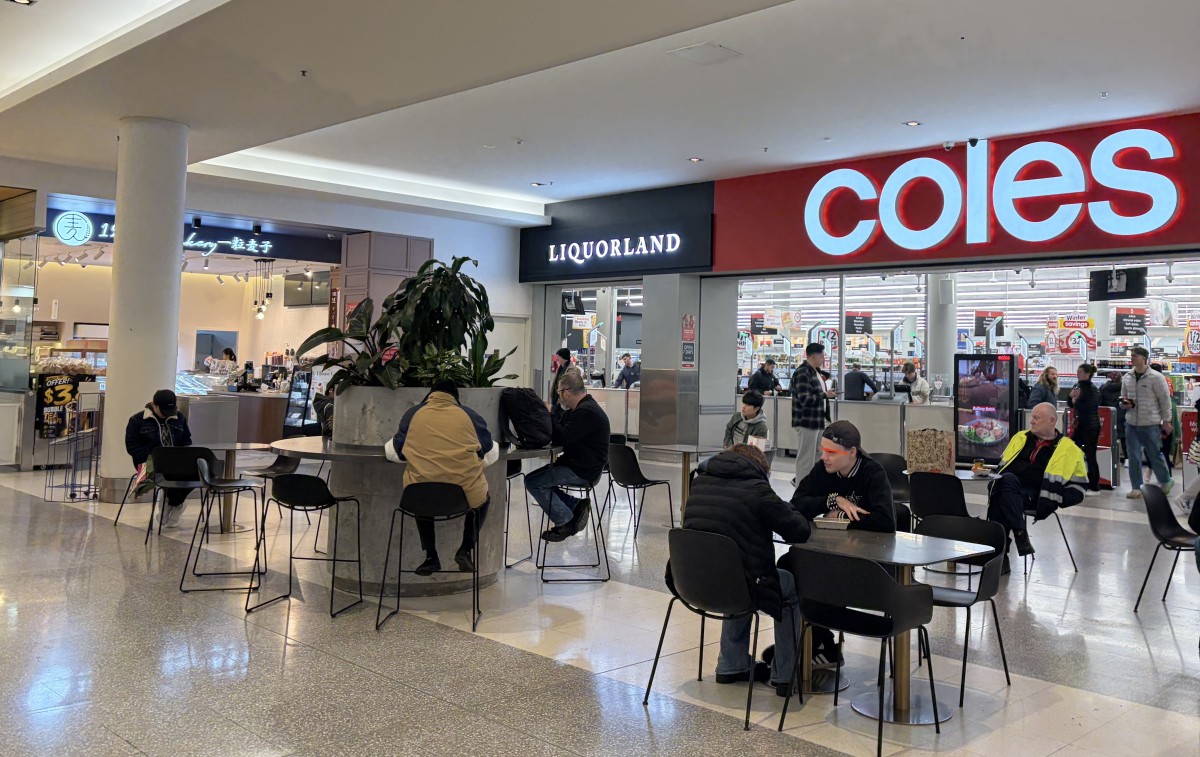 命をつなぐcoles。「一粒麦子」は左端の柱の向こうです。