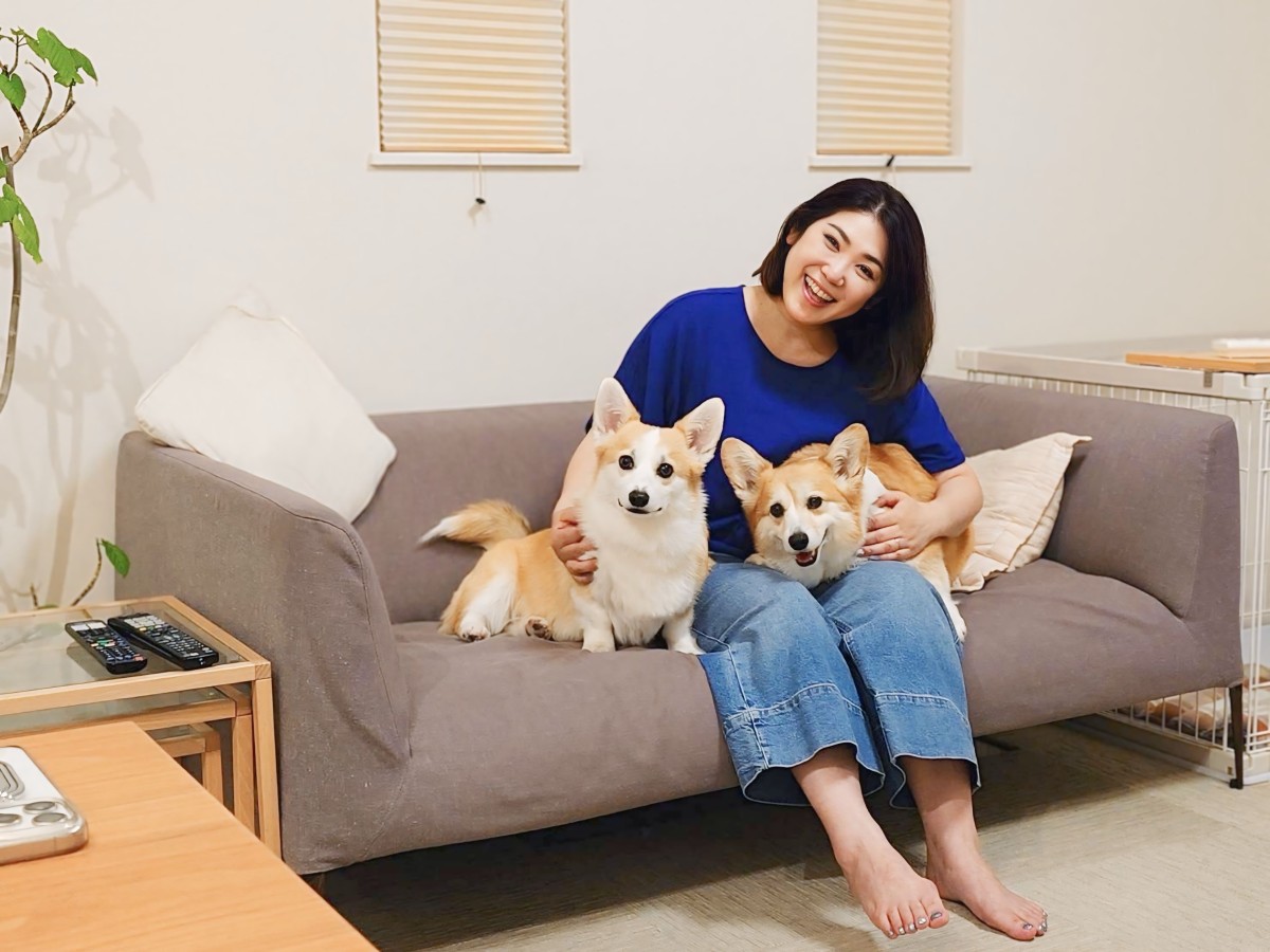 自宅にて、てん(向かって右)まる(左)と