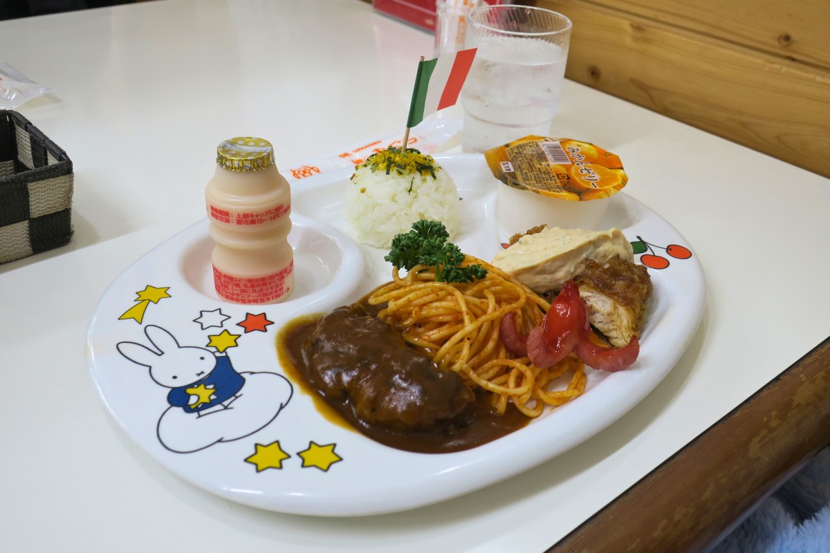 ハンバーグとチキン南蛮がセットになったお子様ランチ。子どももこれをもう一度食べたいそう。夫はこれの大人バージョン。photo:yue arima