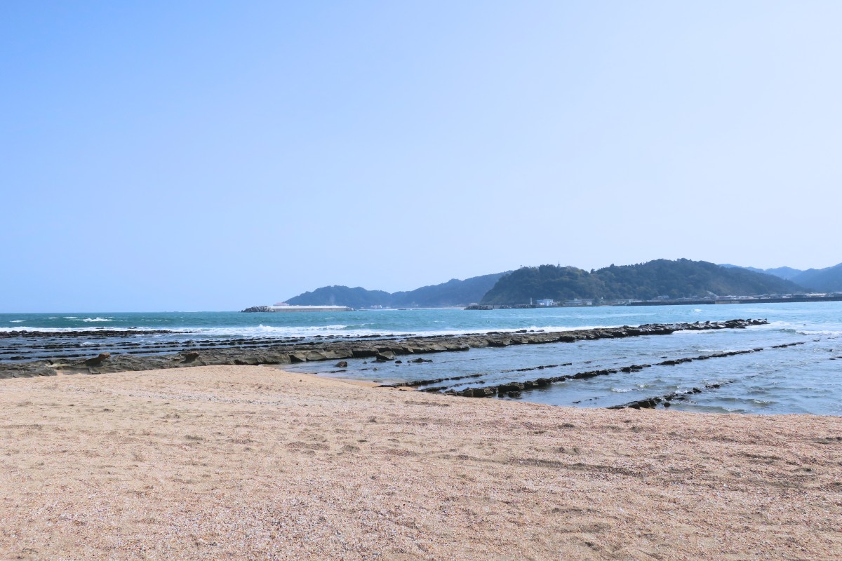 貝殻でうめつくされた白い浜辺と、その先に広がる鬼の洗濯板のコントラストが面白い。photo:yue arima