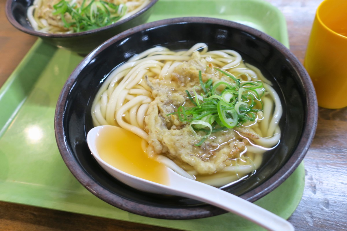 おいしかった三角茶屋・豊吉うどんのおうどん。私は福岡の知人に思いを馳せ、ごぼう天うどんを選びました。photo:yue arima