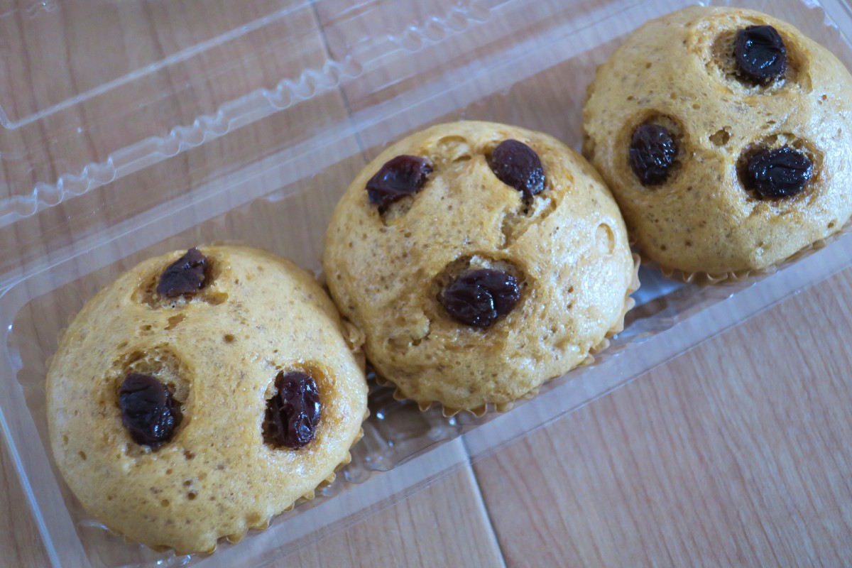 チーズ饅頭にもいろいろあるらしいのだが、くらやのそれはレーズン入り蒸しパンのなかにクリームチーズ。大変美味。photo:yue arima