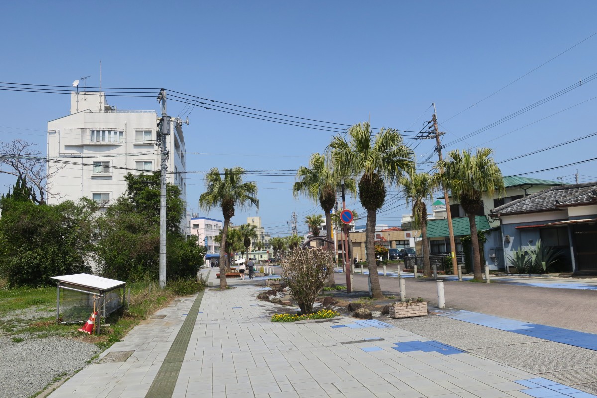 となり駅にはリゾートホテルや高級温泉宿もあるらしいのですが、青島近辺は昭和の雰囲気を残した庶民的な町という印象でした。photo:yue arima