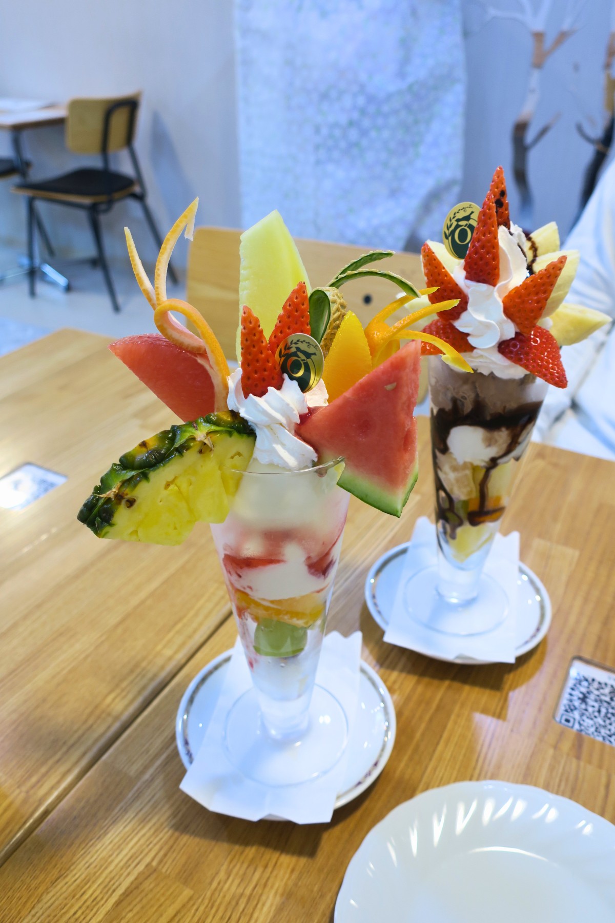 かわいいね～！　美しいね～！　いろいろ食べたい私は人気ナンバーワンのフルーツパフェ。夫はバナナパフェ。コーヒーもおいしかった。photo:yue arima