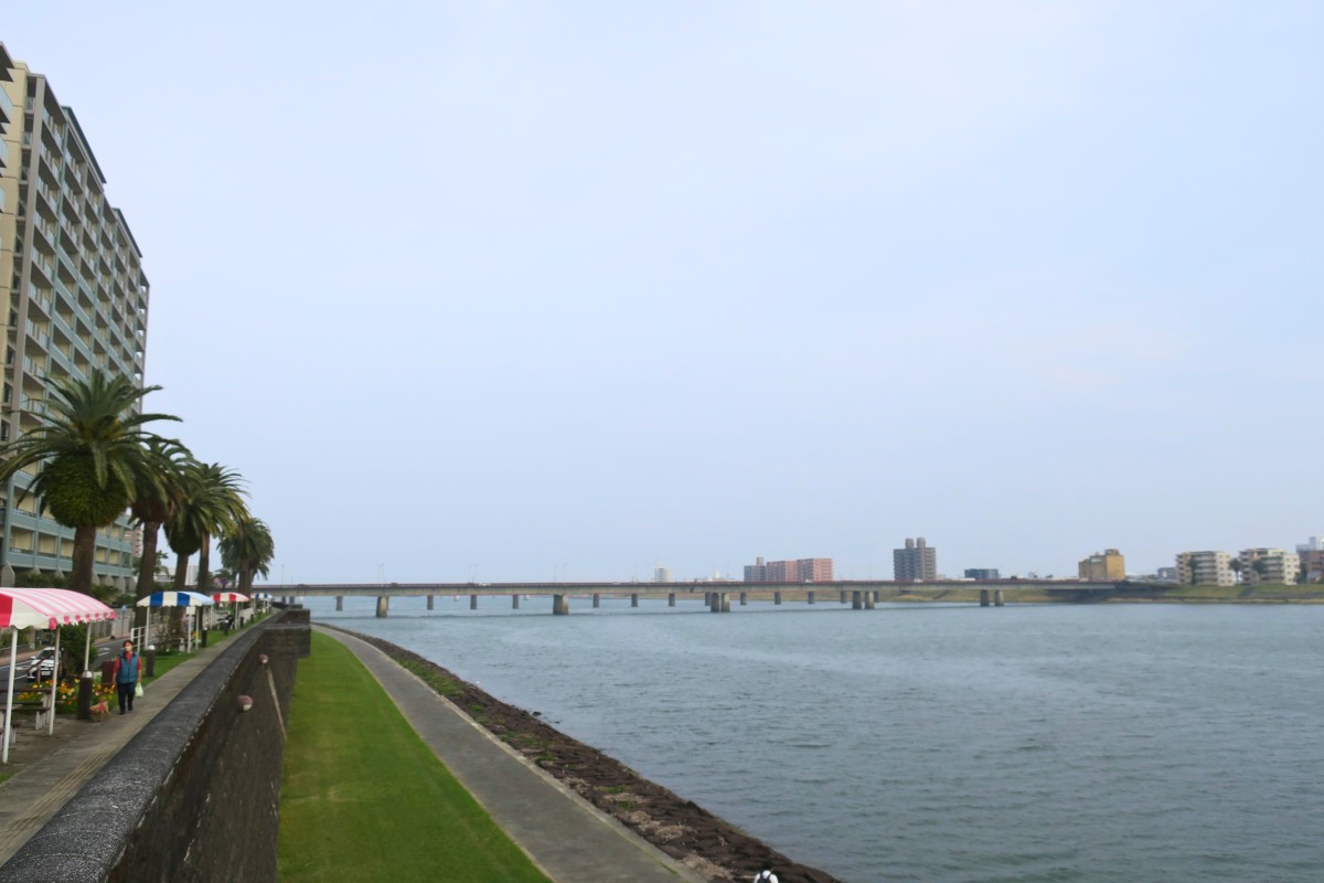 第16話にも登場する線路近くの大淀川の光景。photo:yue arima