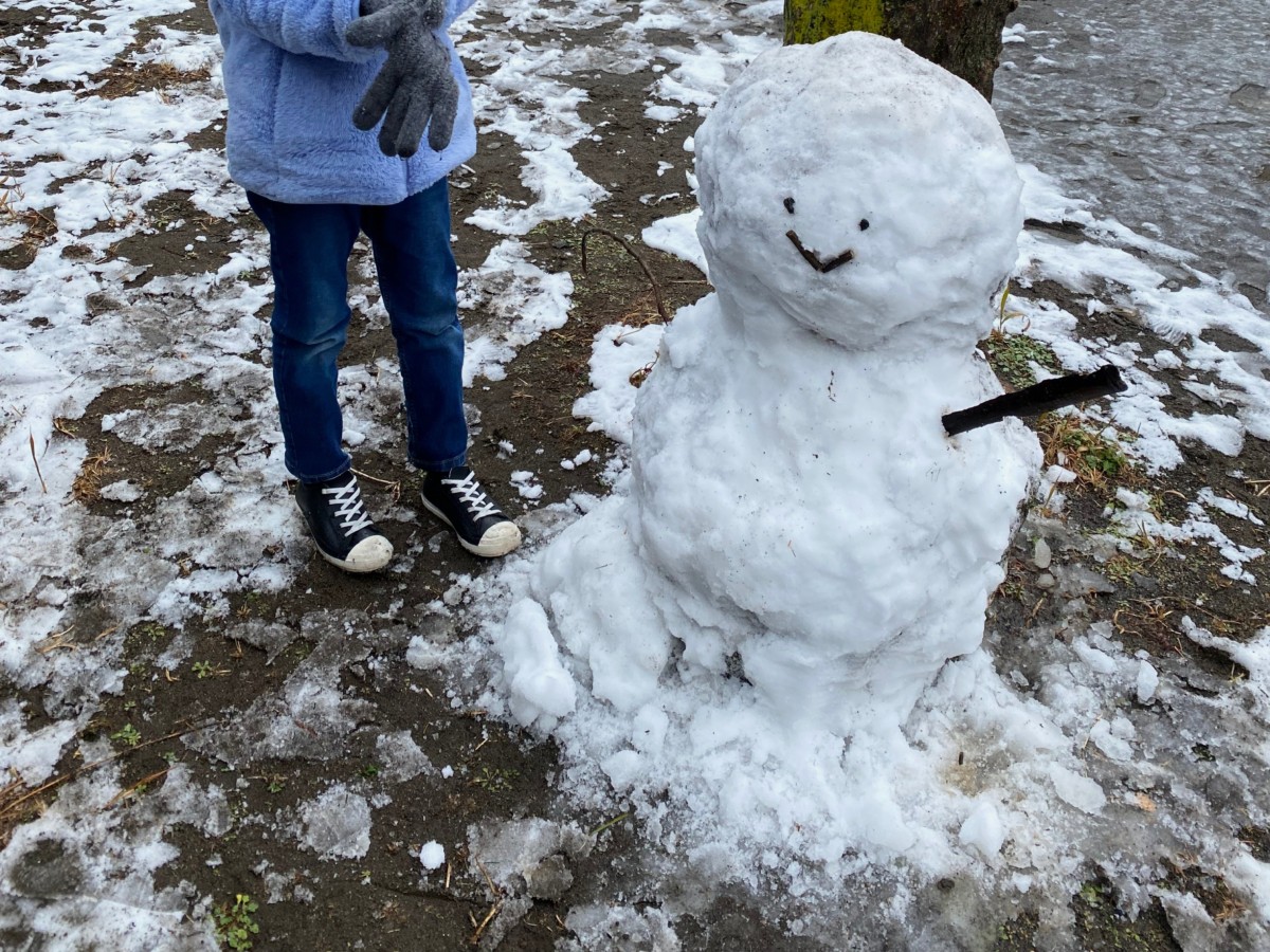 雪の日、雪だるまを作ってから登所。photo:yue arima