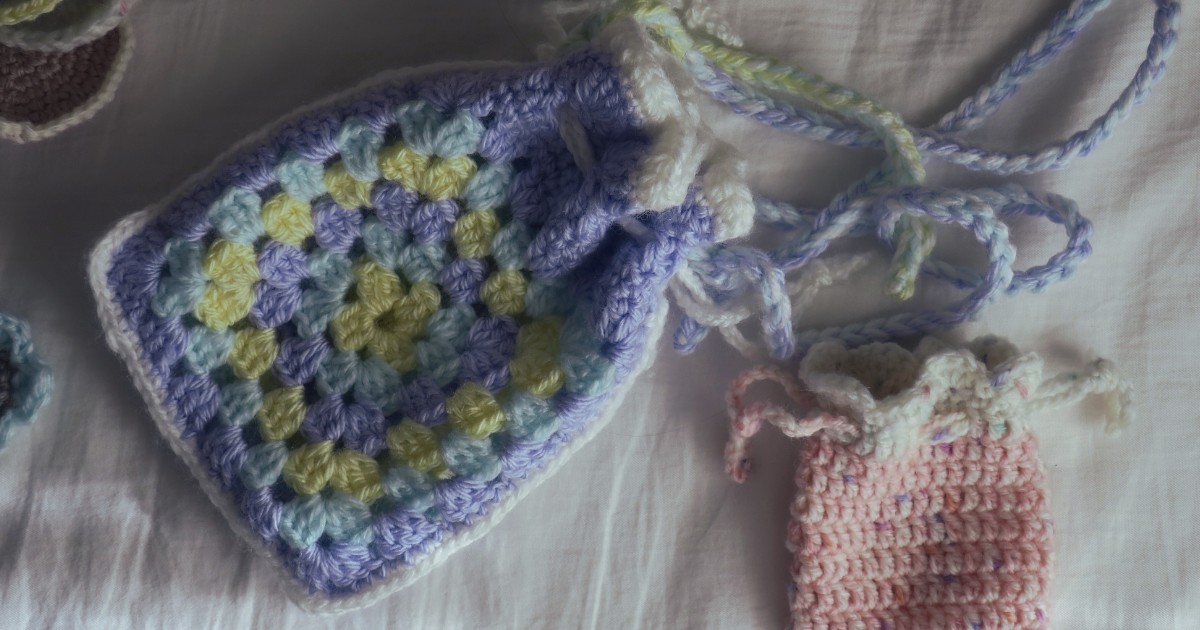 左は「グラニースクエア」というパターンを応用して作った巾着のポシェット。「グラニースクエア」とはおばあちゃんの四角形という意味なんですって。かわいすぎやしませんか？photo:yue arima