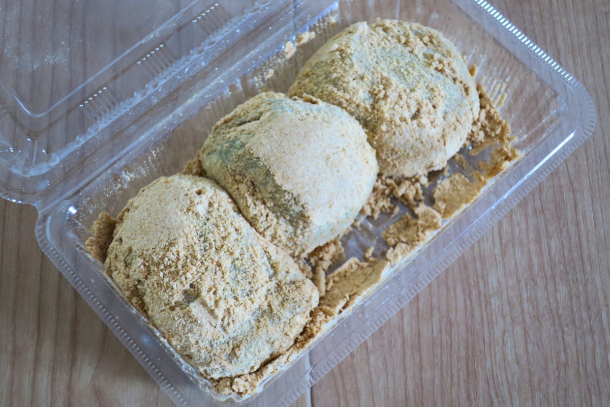 さつまいもを餅に練り込んだ郷土菓子「からいも団子」。すごくおいしい。私と子どもはアキコ先生にならって「ねったくり」と呼ぶ。「ねったぼ」とも「ねりくり」とも「いももち」とも言うらしい。photo:yue arima