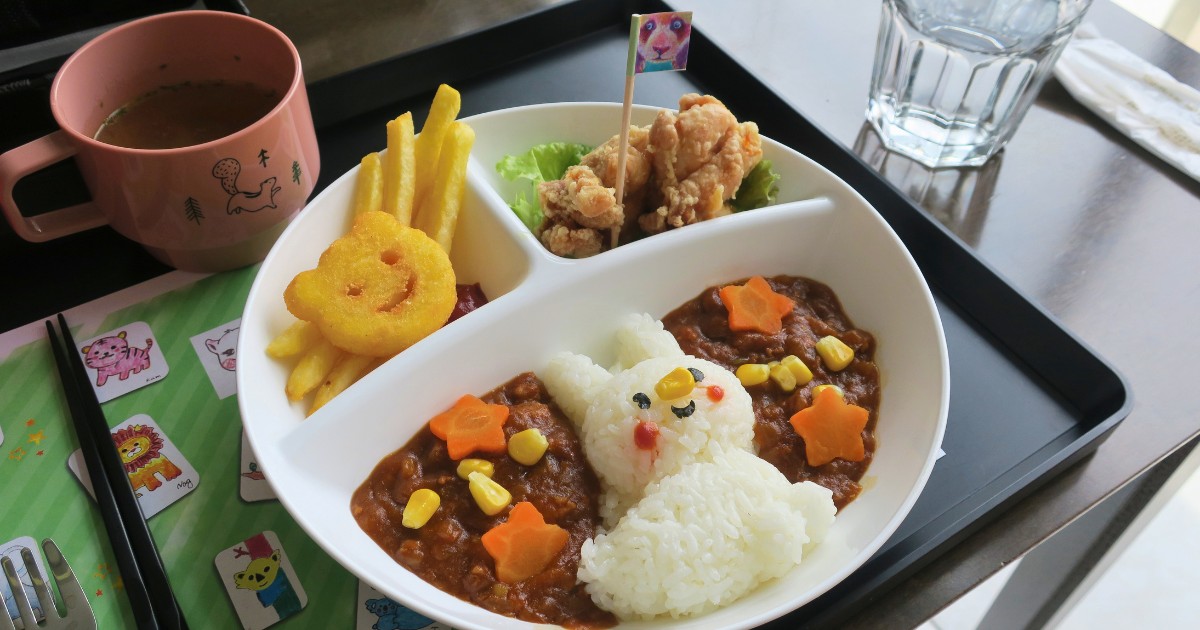 宮崎県立美術館のカフェで注文した石村義成展のコラボメニュー。旗が立ってます。photo:yue arima