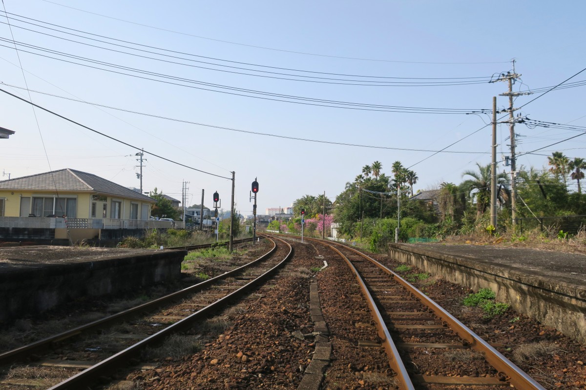 夕方の青島駅。宮崎駅方面の電車がつくホームは、駅舎側のホームから一度線路におりて渡る。photo:yue arima