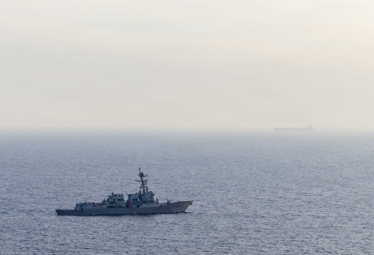 イランに対する海上封鎖作戦に加わる横須賀を母港とする米海軍駆逐艦「ラファエル・ペラルタ」（米戦争省画像配信サービスDVIDSより）