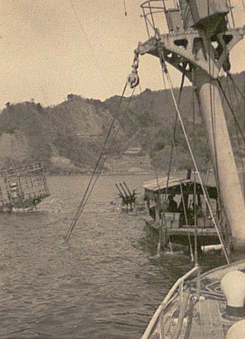 水面の上に突き出す沈没した浮島丸のマスト。爆沈から５年間、この状態で放置されていた。