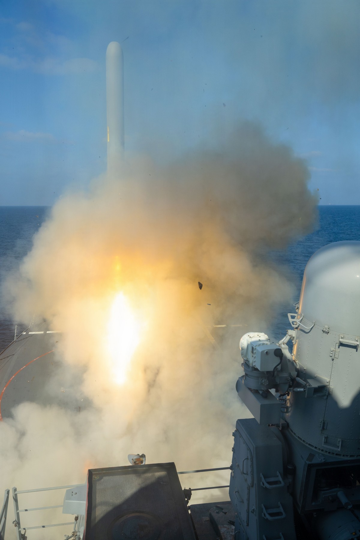 横須賀を母港とする米海軍ミサイル駆逐艦「ミリウス」がイランに向かって巡航ミサイル「トマホーク」を発射（米国防総省画像配信サービスDIVIDSより）