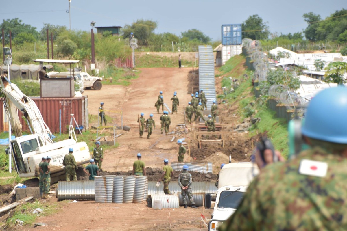 南スーダンで道路整備を行う陸上自衛隊の施設部隊（ＵＮＭＩＳＳ日本派遣施設隊のfacebookページより）