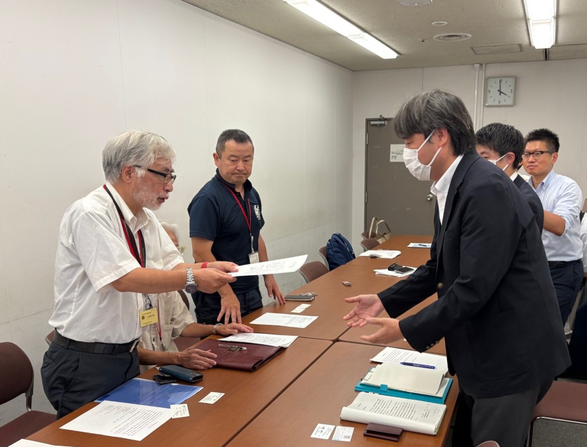 祐天寺に仮安置されている朝鮮人の遺骨の早期返還を厚生労働省に要請する市民団体の代表＝2025年7月28日（筆者撮影）